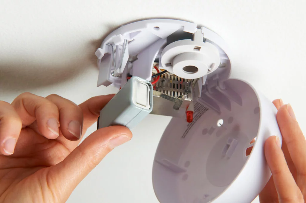 replacing battery in battery operated smoke alarm